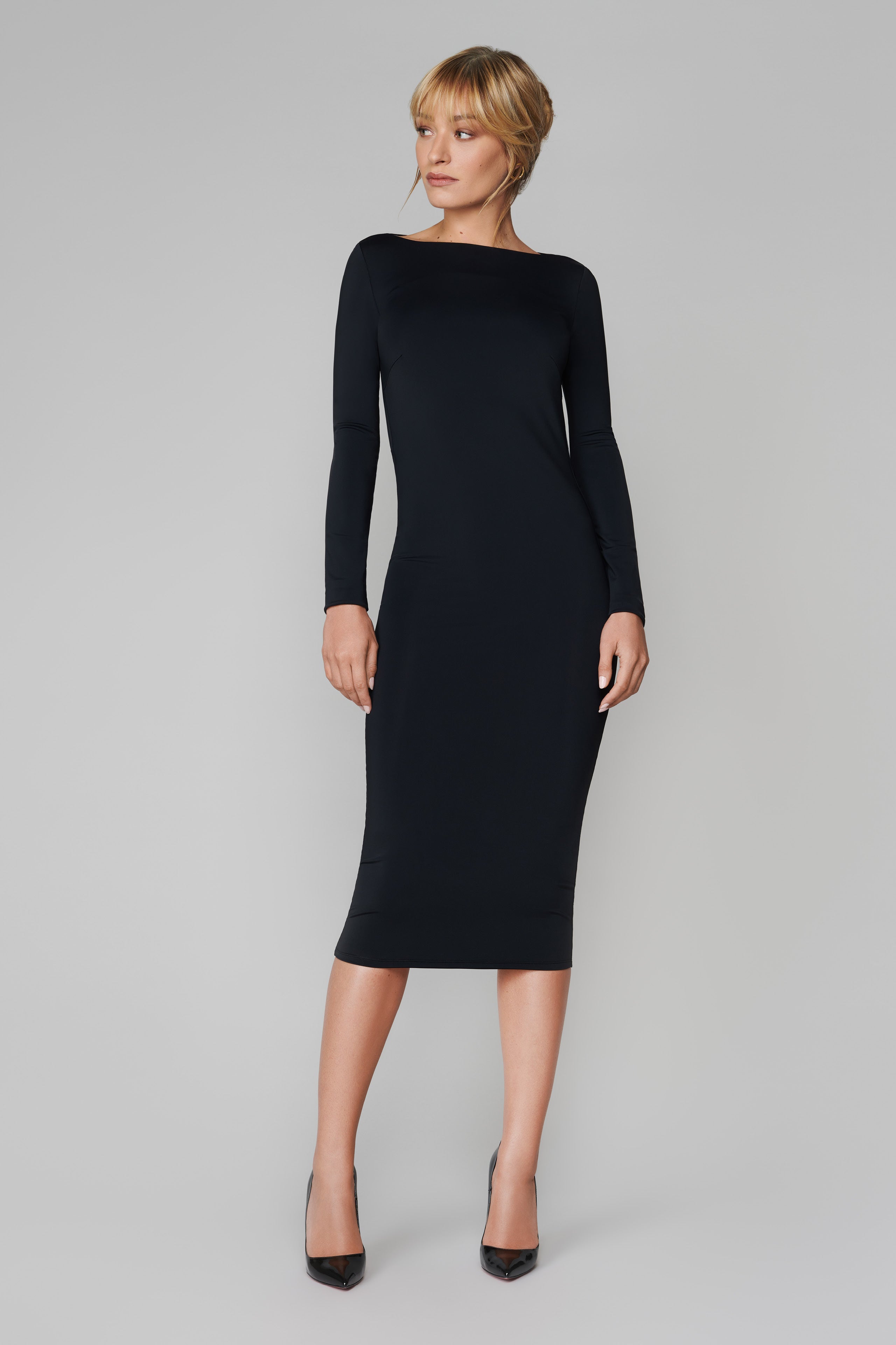 019 - Abito longuette stretch schiena nuda con maniche lunghe